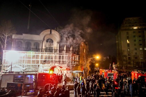 Demonstranten stürmen in der Nacht zum Sonntag die Botschaft Riads in Teheran. Foto: dpa