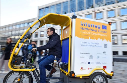 Ein Brennstoffzellen-Lastenrad bei der Präsentation auf dem Stuttgarter Rathausplatz Foto: Lichtgut/Max Kovalenko