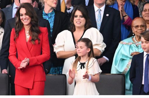 Creme und schwarz: Prinzessin Charlotte (vorn) und Prinzessin Eugenie (dahinter) in ähnlichen Kleidern. Foto: IMAGO/i Images/IMAGO/Pool / i-Images