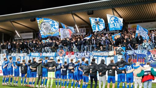 Die Kickers feiern mit ihren Fans den knappen Heimsieg am Mittwochabend. Foto: Pressefoto Baumann/Volker Müller