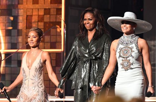 Auftritt mit Glamour: Michelle Obama bei den Grammys – flankiert von Jada Pinkett Smith (links) und Jennifer Lopez (rechts). Foto: AFP