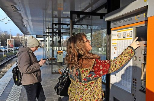 Hier geht es noch. Am Südende des Bahnsteigs können SSB-Kunden noch Tickets ziehen. Foto: Georg Linsenmann