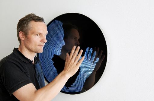 Sebastian Hempel mit einer seiner Arbeiten, die nun in der Galerie der Stadt Backnang zu sehen ist. Foto: Veranstalter