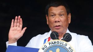 Duterte habe nach seinem Schuh gegriffen und sei dabei vom Motorrad gestürzt, hieß es. Foto: dpa/Bullit Marquez