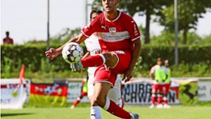Hart im Nehmen: der VfB-Stürmer Nicolás González muss genäht werden, spielt aber auch mit einem Kopfverband engagiert weiter. Foto: Baumann