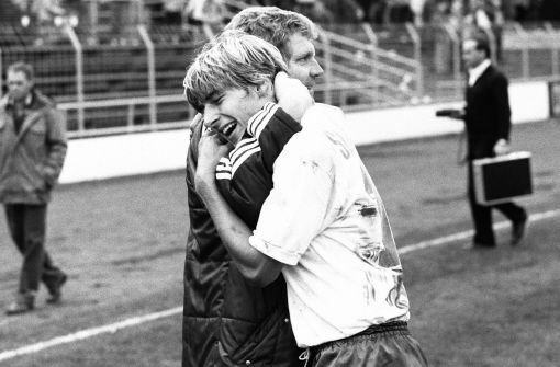 Jürgen Sundermann trainierte die Stuttgarter Kickers in der Saison 1982/83. Hier sehen wir den Trainer (links), der wegen seiner Erfolge beim VfB Stuttgart auch als Wundermann bezeichnet wurde, mit Jürgen Klinsmann, einem seiner damaligen Kickers-Schützlinge. Foto: Pressefoto Baumann
