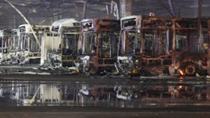 Flammenmeer zerstört über 20 Busse – Polizei sucht Zeugen