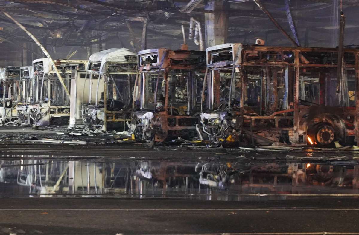 Die Überreste der Busse  nach dem Großbrand im SSB-Depot in Gaisburg. Foto: Fotoagentur Stuttgart/Andreas Rosar