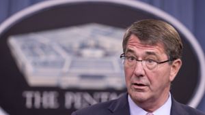 Verteidigungsminister Ash Carter im Pentagon: Die USA und ihre Verbündeten fliegen seit dem vergangenen Jahr Luftangriffe gegen den IS in Syrien. Foto: AP