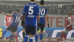 Der Schalker Caligiuri schlenzt den Ball ins Eck – und trifft damit zum 1:0 gegen Mainz 05. Foto: dpa