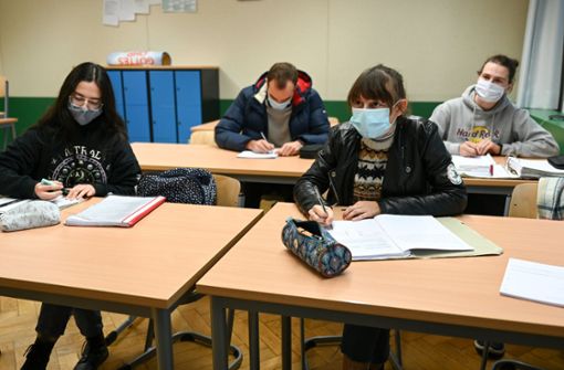 Die Maskenpflicht im Unterricht gilt für die älteren Schüler weiter. Foto: dpa/Felix Kästle