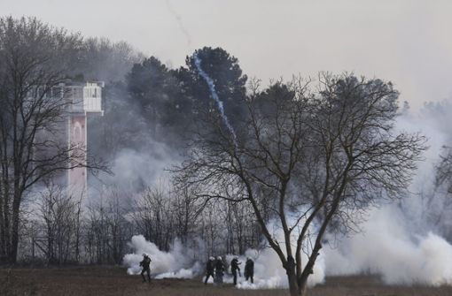 Von der türkischen Seite wurde Tränengas nach Griechenland geschossen. Foto: AP/Giannis Papanikos