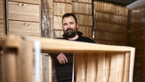Michael Graze, einer der Chefs,  im Lager mit Tausenden Holzrähmchen und Zargen für  die Bienenbeuten. Foto: / Gottfried Stoppel