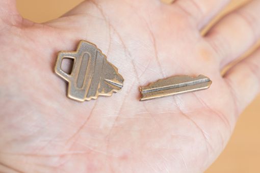 So entsorgen Sie kaputte und alte Schlüssel. Foto: Kelly Marken / shutterstock.com