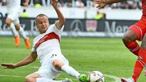 Adam Hlousek (li./neben Anthony Modeste) spielte von 2014 bis 2016 für den VfB Stuttgart Foto: dpa/Wolfram Kastl