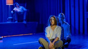 Im blauen Licht: „Drei Schwestern“ vom Münchner Theaterkollektiv Die Wolken Foto: Veranstalter/Janina Kufner