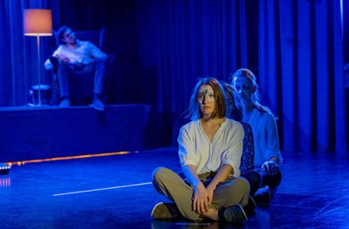 Im blauen Licht: „Drei Schwestern“ vom Münchner Theaterkollektiv Die Wolken Foto: Veranstalter/Janina Kufner