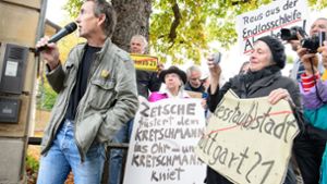 Peter Erben (links) von der Bürgerbewegung Neckartor kämpft gegen die Luftverschmutzung in Stuttgart. Foto: dpa