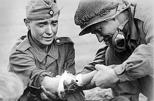 Am Ende: Ein US-Soldat versorgt 1945 einen jugendlichen deutschen Kämpfer. Foto: MDR Mitteldeutscher Rundfunk