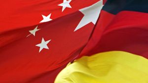 Die Fahnen Chinas und Deutschlands: Deutsche Industrieunternehmen sind bei Investoren aus Fernost beliebt. Foto: dpa