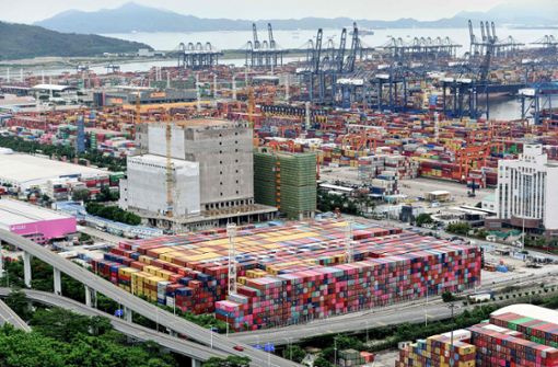 Im viertgrößten Hafen der Welt stauen sich als Folge eines Coronaausbruchs die Containerschiffe. In der chinesischen Millionenmetropole Shenzhen stecken rund 160 000 Container fest. Foto: AFP/STR