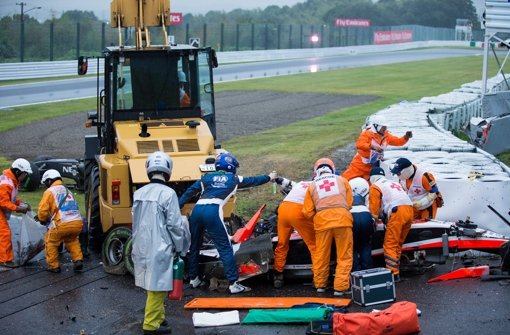 Das völlig zerstörte Auto von Formel-1-Pilot Jules Bianchi unter dem Bergungskran – hätte der Unfall verhindert werden können? Foto: HIROSHI YAMAMURA