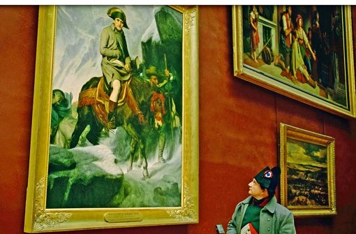 „Das bin ich!“ – Napoleon betrachtet  in „Francofonia“sein Abbild im Louvre. Foto: Piffl