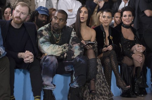 Kim Kardashian (3. von rechts) und Ehemann Kanye West (2. von links) am 29. September in Paris bei einer Modenschau. In der Nacht auf Montag wurde die Schauspielerin überfallen. Foto: dpa