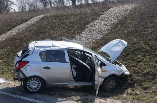 Der Opel nach dem Unfall am Sonntag. Foto: SDMG