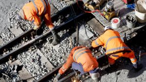 Reparaturarbeiten an einem Gleisbett. Bei der Bahn ist der Sanierungsstau weiterhin groß – obwohl es Zuschüsse in  Milliardenhöhe gibt. Foto: dpa