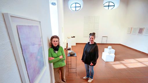 Edda Jachens (links) und Monika Majer in ihrer gemeinsamen Ausstellung. Foto: Simon Granville