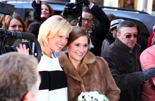 Ein Foto mit der Braut: Hollywoodstar Katherine Heigl (links) machte wieder gut, dass sie am Freitag in Esslingen alle Aufmerksamkeit auf sich zog. Foto: Beytekin