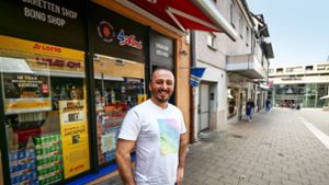 Vor seinem Laden in Ludwigsburg betrieb Taylan „Almi“ Tepeoglu zehn Jahre lang einen Kiosk in Wiesbaden. Bis spät in die Nacht wollte er eigentlich nicht mehr arbeiten. Jetzt sagt er: „Ich würde nie auch nur  eine Minute früher zu machen.“ Foto: Simon Granville