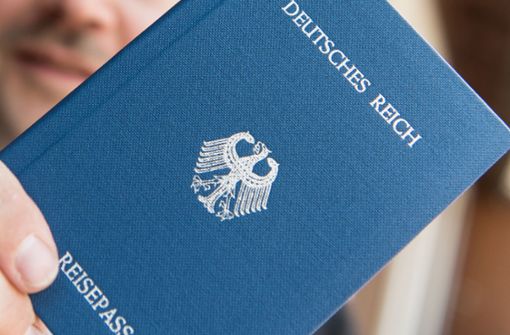 Reichsbürger dokumentieren mit skurrilen Dokumenten wie  einem solchen Reisepass, dass sie den deutschen Staat ablehnen. Foto: dpa/Patrick Seeger