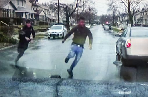 Kurz vor dem tödlichen Schuss verfolgt der Polizist den 26-Jährigen. Foto: dpa/Cory Morse