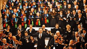 Till Drömann ist neuer Leiter des Bosch-Chors. Hier bei seiner Premiere beim Quempas-Singen in der Cannstatter Stadtkirche. Foto: Lichtgut/Jan Reich