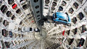 Neuwagen von Volkswagen stehen in den Fächern eines der Autotürme der Autostadt am VW-Werk in Wolfsburg. Foto: dpa/Julian Stratenschulte