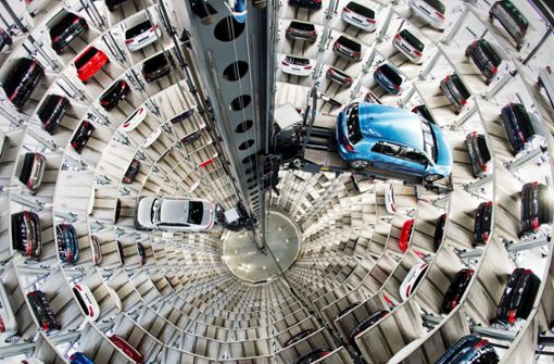 Neuwagen von Volkswagen stehen in den Fächern eines der Autotürme der Autostadt am VW-Werk in Wolfsburg. Foto: dpa/Julian Stratenschulte