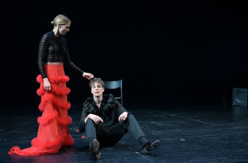 Verzweifelte junge Generation: Szene aus Schillers „Don Carlos“ mit Frida-Lovisa Hamann und Felix Strobel Foto: /Thomas Aurin