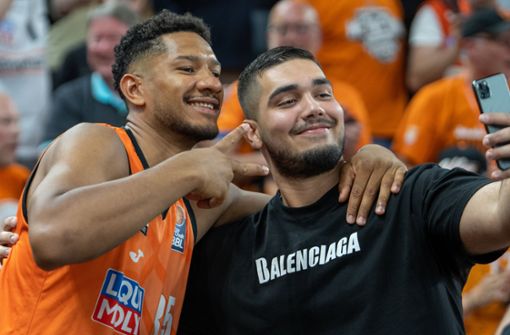Genießen die Unterstützung der Fans: Karim Jallow (li.) und die Ulmer Basketballer. Foto: dpa/Stefan Puchner