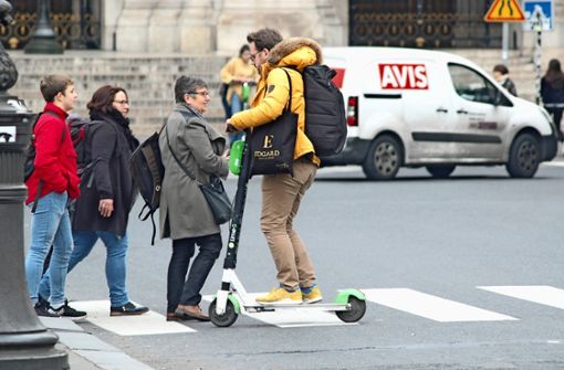 Alltäglicher Konflikt in Paris: Fußgänger und Trotinette-Fahrer Foto: Knut Krohn