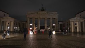 Das Brandenburger Tor während der „Earth Hour“. Foto: dpa/Christophe Gateau