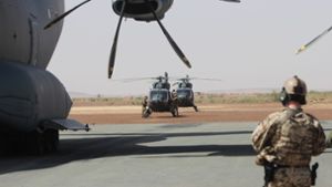 Deutsche Soldaten bereiten im nigrischen Tahoua zwei H145M-Spezialkräfte-Hubschrauber für den Start vor. Foto: StN/Christoph Reisinger