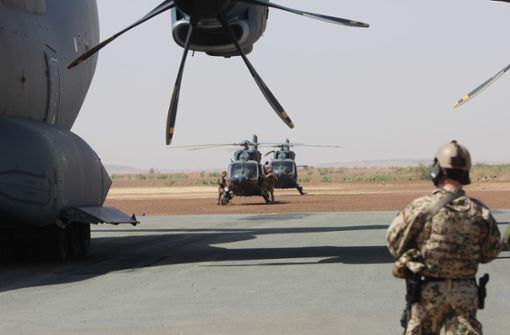 Deutsche Soldaten bereiten im nigrischen Tahoua zwei H145M-Spezialkräfte-Hubschrauber für den Start vor. Foto: StN/Christoph Reisinger