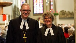 Bischof Frank Otfried July und Prälatin Gabriele Arnold in der Stiftskirche. Foto: Lichtgut/Volker Hoschek