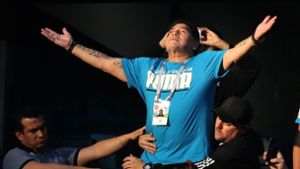 Diego Maradona in Jesus-Pose auf der Tribüne bei der WM 2018. Foto: dpa