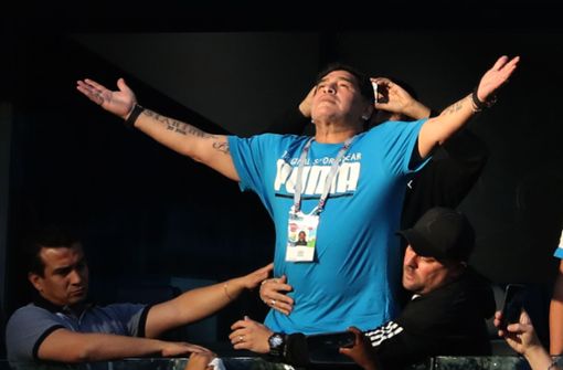 Diego Maradona in Jesus-Pose auf der Tribüne bei der WM 2018. Foto: dpa
