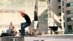 Skater auf dem Kleinen Schlossplatz in: Wenn sie landen, wird es laut. Foto: Matthias Somberg
