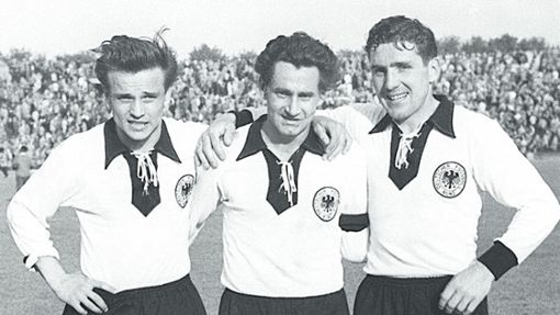 Die VfB-Spieler Erwin Waldner, Robert Schlienz (Mitte) und Erich Retter bei einem der nur drei Länderspiele, die Schlienz machen durfte. Foto: Baumann/Baumann