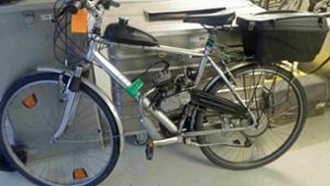 Ein Radler hat an seinem Fahrrad offenbar einen Verbrennungsmotor mitsamt Tank und Abgasanlage angebaut. Foto: Polizeipräsidium Konstanz